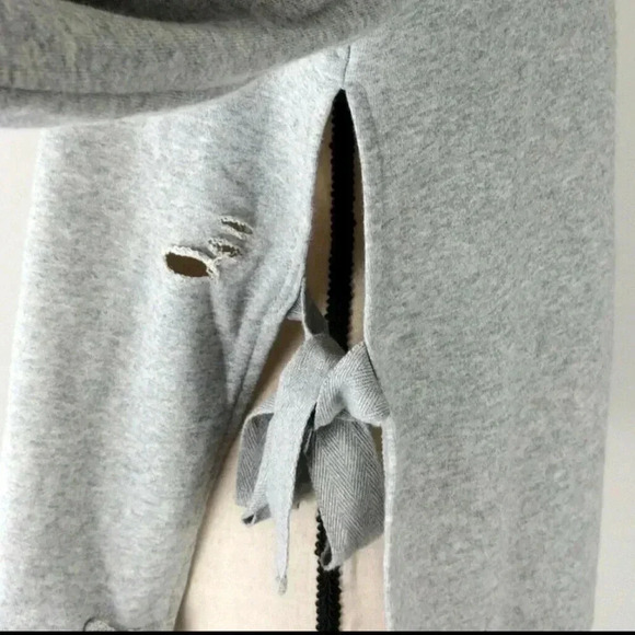 Romeo & Juliet Sweatshirt Gray Distressed Tie Side - Picture 6 of 12